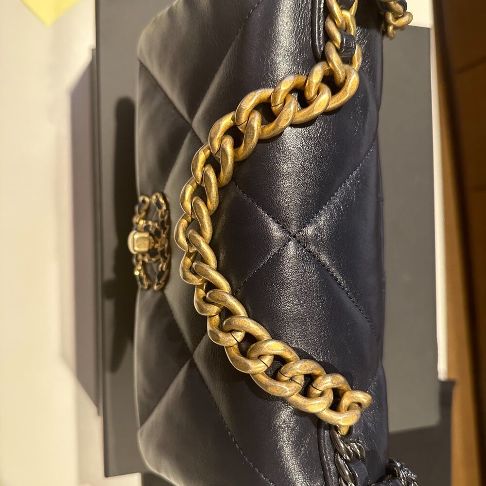 Chanel Navy 19 (Medium) - Picture 2 of 5